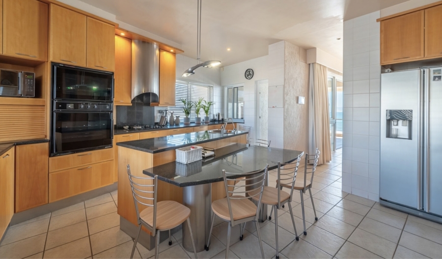7 Bedroom Property for Sale in Wavecrest Eastern Cape